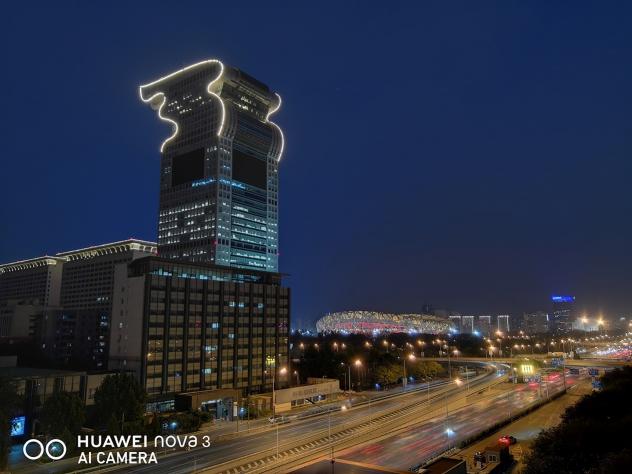 极客网  北京的夜，霓虹闪烁，华为nova3帮你纪录北京夜景