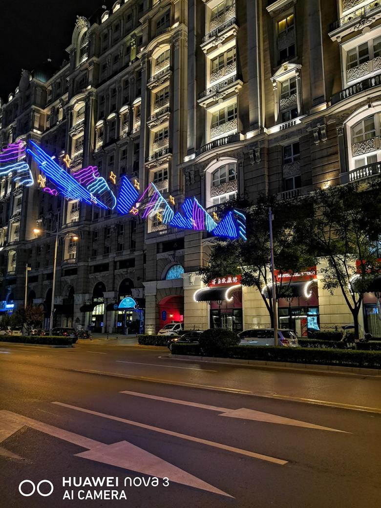 极客网  北京的夜，霓虹闪烁，华为nova3帮你纪录北京夜景