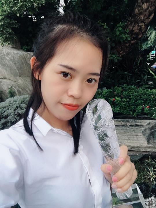 拼起来像男人的胡晓婷，却是橙家客户心中贴心的小仙女