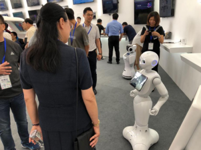 众星云集世界人工智能大会，灵羚科技政务服务机器人成焦点