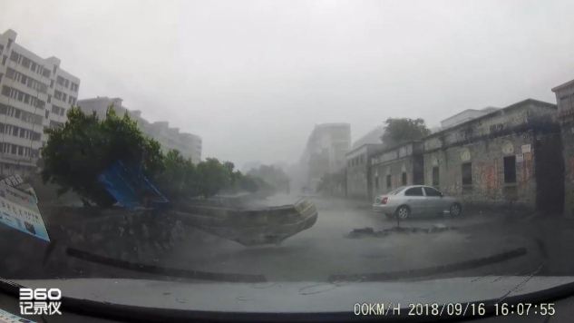 360行车记录仪记录台风“山竹”入境 多种道路险情需注意