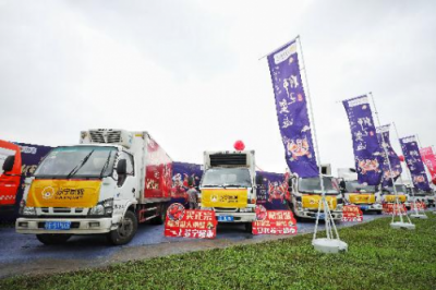 跳海草舞的苏宁高管 阳澄湖边遭围堵