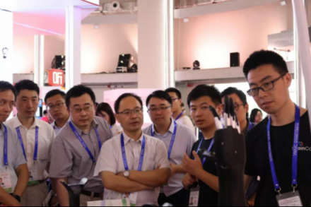 意念控制要成真？BrainCo成上海人工智能展的网红展位！