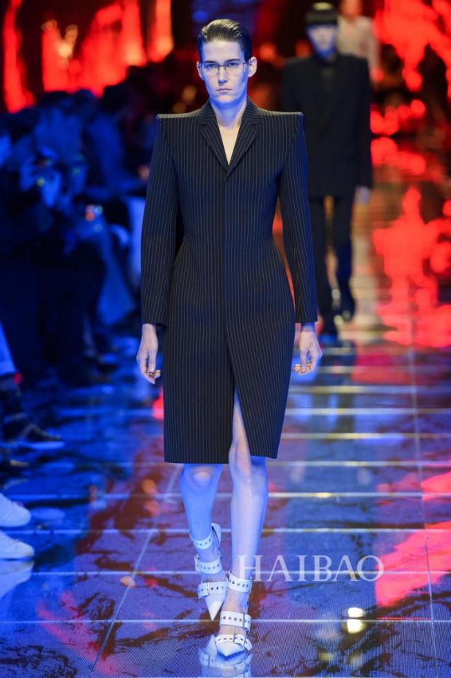 盘点巴黎时装周最新趋势 灵动色彩展现女性魅力