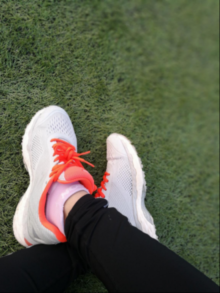 美女跑友体验2018新款21k智能超轻跑鞋