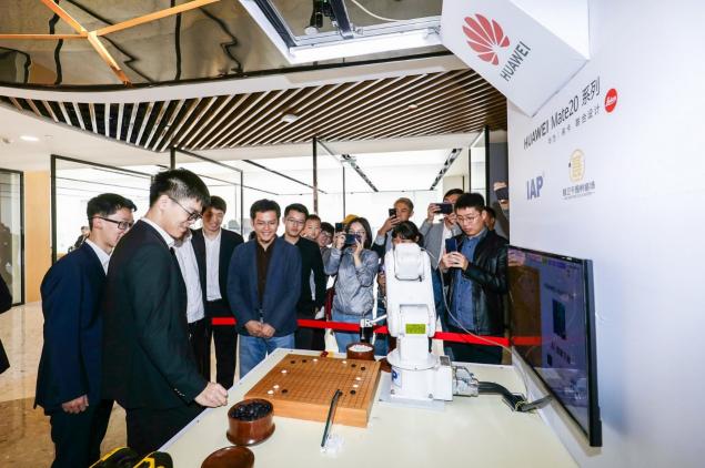 世界围棋冠军柯洁现身华为智能生活馆（上海爱琴海）现场上演人机大战