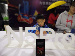 WEC上海站成龙DC车队夺冠，中国移动牌手机为他们欢呼喝彩！