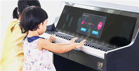 逐梦智能钢琴亮相高交会 解决儿童陪练成人自学难题的钢琴