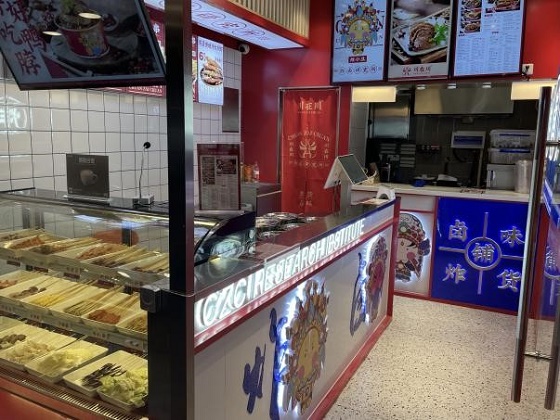 爆火人气炸卤小吃店!川在川是如何做到排队不止的?