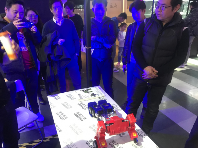 森汉智能机器人亮相【上海刚丝厂年会】，引粉丝热捧