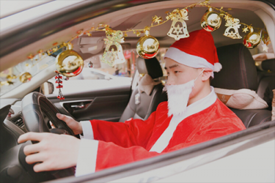 Skr人才，这年头圣诞老人都开车了