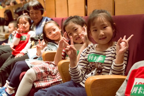 让教育回归平等 阿卡索邀请孩子观看百老汇音乐剧《灰姑娘》
