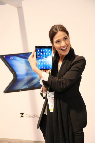 全球首款可折叠柔性屏手机FlexPai柔派亮相CES 2019，现场掀起热潮