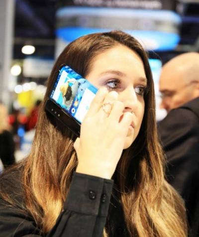 全球首款可折叠柔性屏手机FlexPai柔派亮相CES 2019，现场掀起热潮