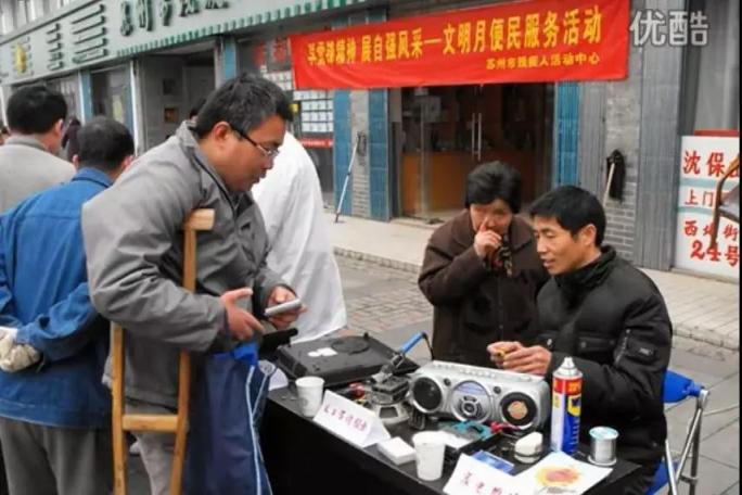 小身体大能量，央视残疾小哥富聊开直播成网红