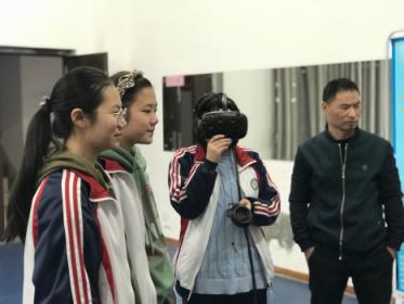 “VR/AR科普进校园”系列活动来到南昌市第十九中学