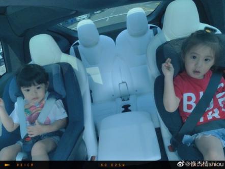 贾静雯老公带娃发生车祸,呼吁儿童出行要坐安全座椅