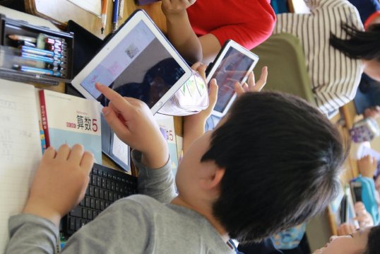 前方日本小学高能：Pad配古筝，书包抗震防溺