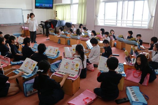 前方日本小学高能：Pad配古筝，书包抗震防溺