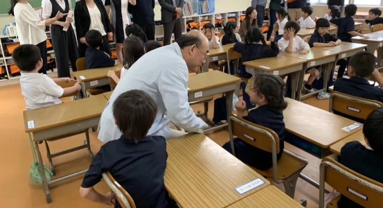 前方日本小学高能：Pad配古筝，书包抗震防溺