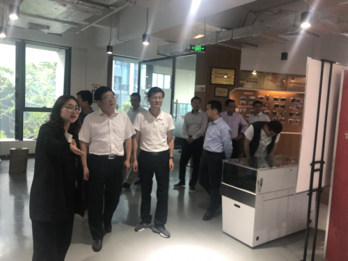 合巢产业新城领导及企业家一行到访火炬孵化