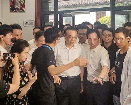花脸荣耀时刻！总理来访花脸，创始人刘威向总理汇报最新创新成果