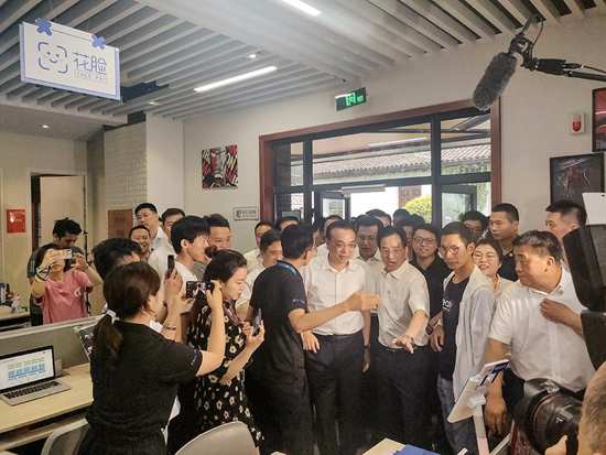 花脸荣耀时刻！总理来访花脸，创始人刘威向总理汇报最新创新成果