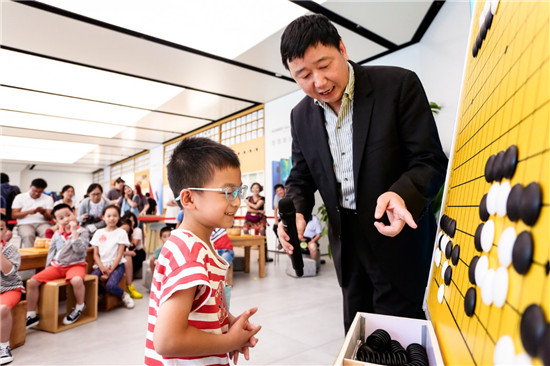 世界围棋冠军俞斌与围棋少年相约上海 感受AI科技与围棋之美