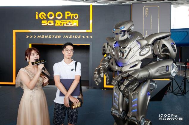 5G机器人泰坦现身上海苏宁！中国仅1台现场斗舞、撩妹