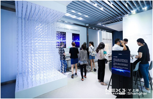 NEX 3 5G未来无界体验馆迎来苏宁通讯公司副总裁张舞阳，与用户共同探讨5G