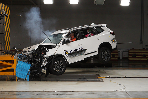 碰撞测试：汽车安全进步的阶梯 车企良心的照妖镜