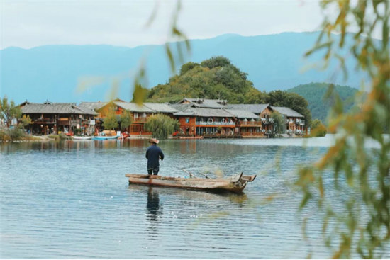 发呆放空好去处：在静谧唯美的泸沽湖畔，择一处美宿，坐看云卷云舒