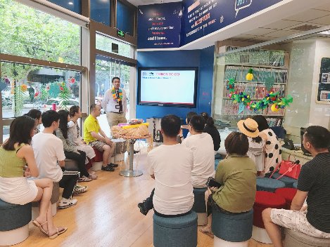 华尔街英语上海中山公园中心 学员沉醉“花花世界”