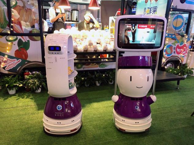 第三届杭州智博会开幕 擎朗送餐机器人成C馆观众打卡焦点