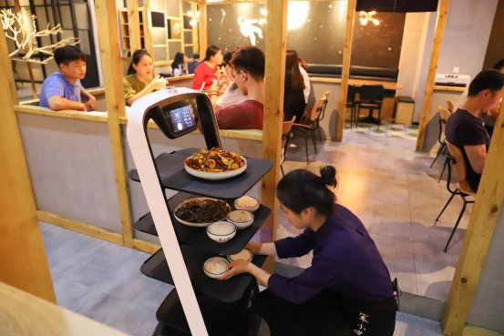 文艺小清新餐厅也有科技范,普渡科技送餐机器人落地泉州宋小谨