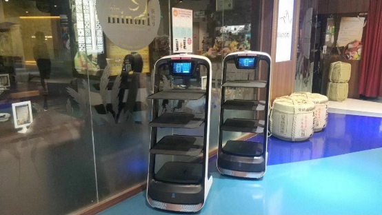 送餐机器人入驻海外日料店，科技碰撞传统催生全新餐饮文化