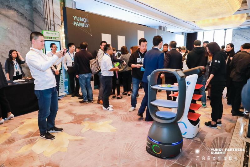 擎朗智能CEO李通出席2019云启资本年度峰会 解读送餐机器人万亿市场