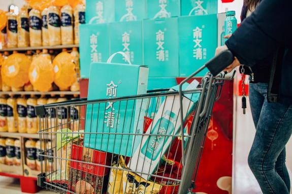 年味渐浓市场火热，俞文清燕窝水引领品质年货潮