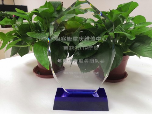 90后小花和极客修“优秀团队” 助力realme真我X50新机发布