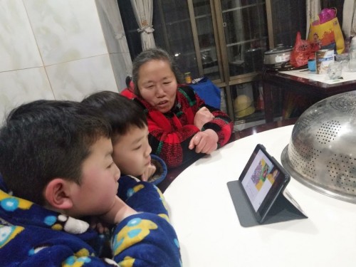 停课不停学 直击湖北黄石四棵小学在一起学网校的直播课堂