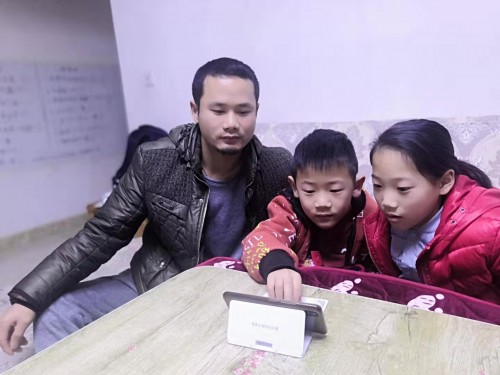 停课不停学 直击湖北黄石四棵小学在一起学网校的直播课堂