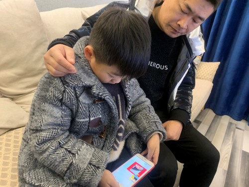 停课不停学 直击湖北黄石四棵小学在一起学网校的直播课堂