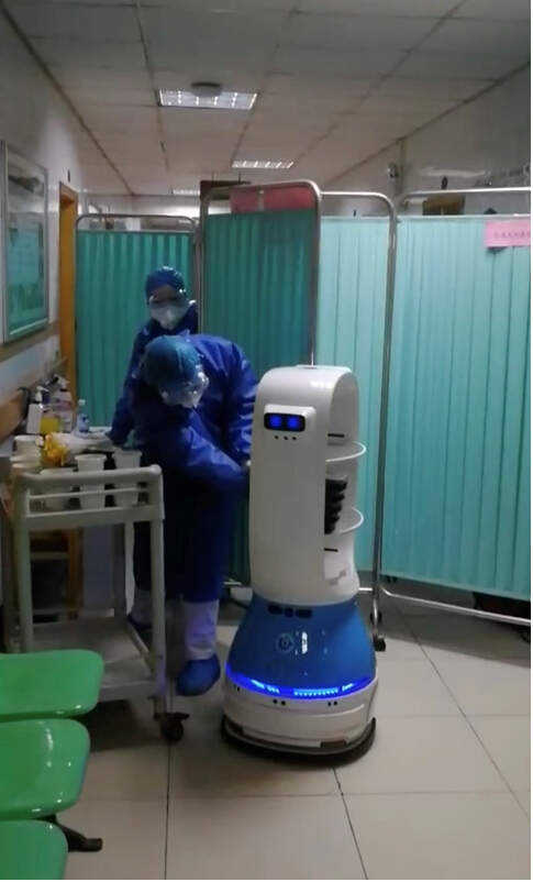 减轻医护人员工作负担 复旦大学附属华东医院使用机器人送餐送药