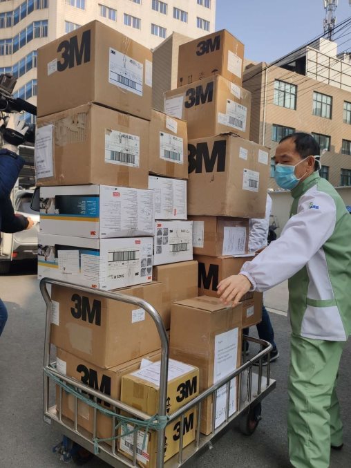 华米科技纽约时代广场为中国加油，捐千万医疗物资驰援疫区医院