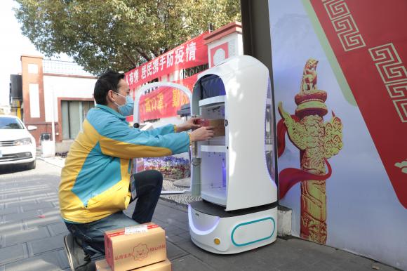 快递无法进小区？苏宁机器人出击，打通疫情下的最后100米