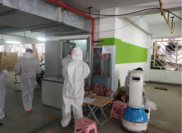 方舱医院送餐机器人开始上班了 有效避免人员交叉感染
