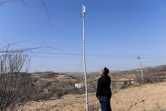 3月10日，在红树梁村的一处山顶，当地移动公司的工作人员在查看4G信号接收器运行情况。新华社记者 刘磊/摄