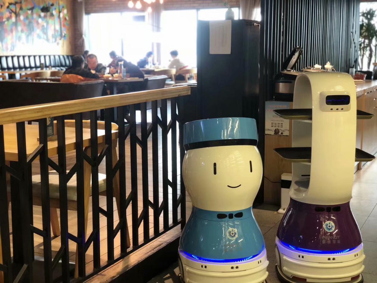 送餐机器人无接触配送、分餐制 助力推动餐饮行业回暖