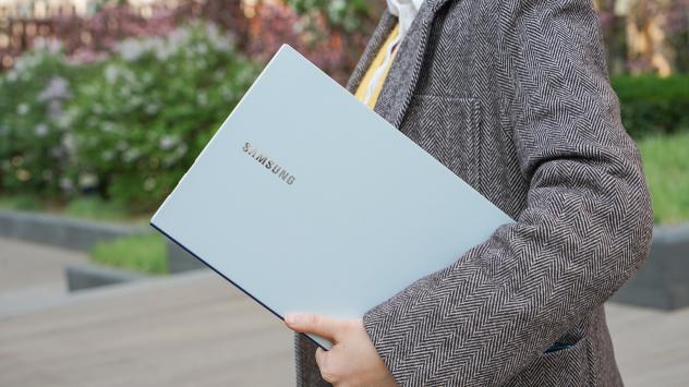 夏日清爽搭配，三星Galaxy Book Ion月光银是首选