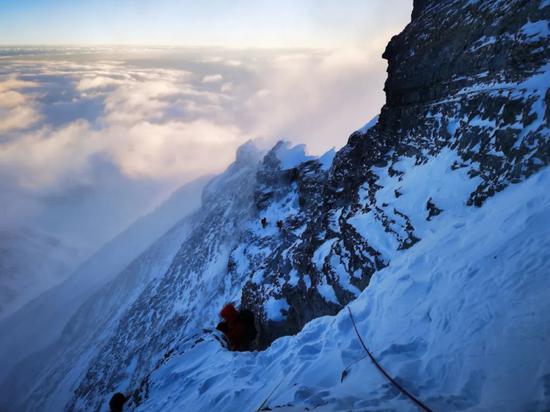 5月27日，2020珠峰高程测量登山队正在向珠峰峰顶挺进。新华社特约记者 扎西次仁 摄